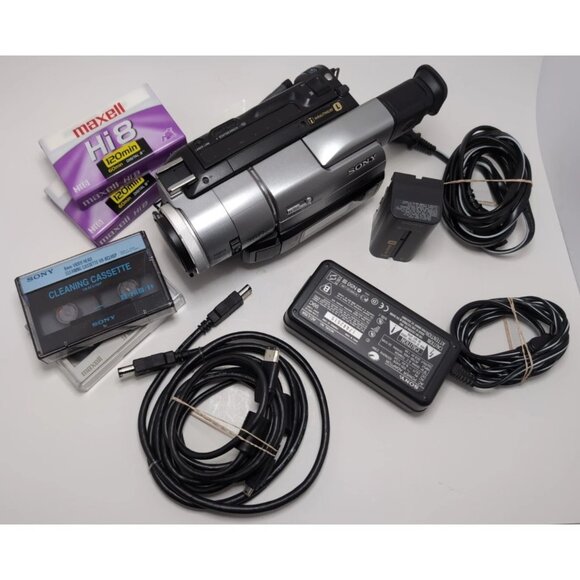 Sony DCR-TRV210 Handycam Hi8 NTSC Digital Camcorder Bundle Vintage 1999 - Picture 1 of 15